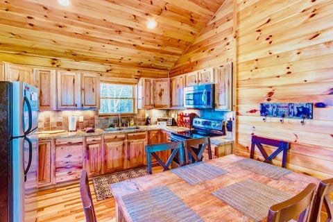 2 BR Cabin with Hot Tub, Deck, Fire Pl Maison in Beech Mountain