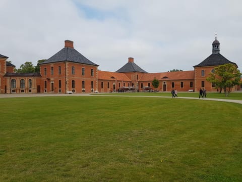 Property building, Restaurant/places to eat