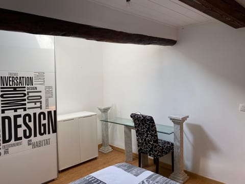 Photo of the whole room, Seating area