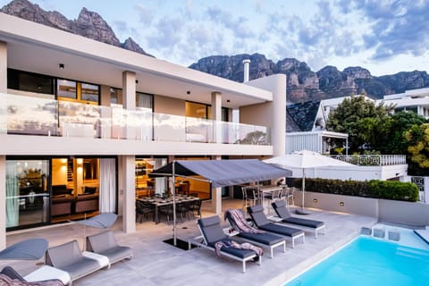 Property building, Patio, Balcony/Terrace, Balcony/Terrace, Seating area, Dining area, Swimming pool, sunbed