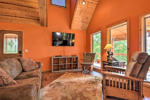 Spacious Log Cabin with Fire Pit and Game Room! Haus in Table Rock Lake