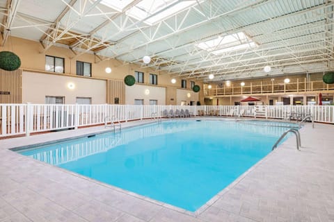 Fitness centre/facilities, Pool view, Swimming pool