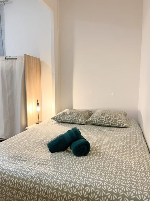 Bed, Photo of the whole room, towels