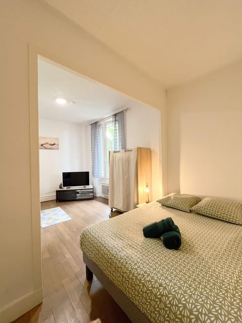 Bed, TV and multimedia, Photo of the whole room, Bedroom, towels