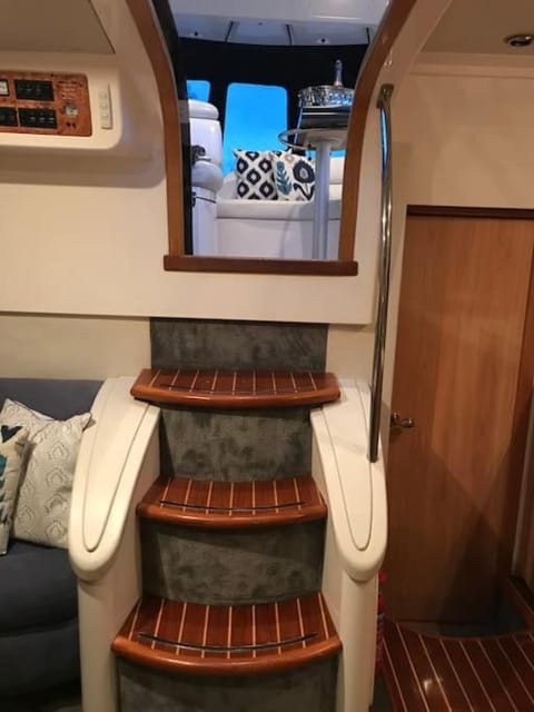 ENTIRE LUXURY MOTOR YACHT 70sqm - Oyster Fund - 2 double bedrooms both en-suite - HEATING sleeps up to 4 people - moored on our Private Island - Legoland 8min WINDSOR THORPE PARK 8min ASCOT RACES Heathrow WENTWORTH LONDON Lapland UK Royal Holloway Docked boat in Runnymede District