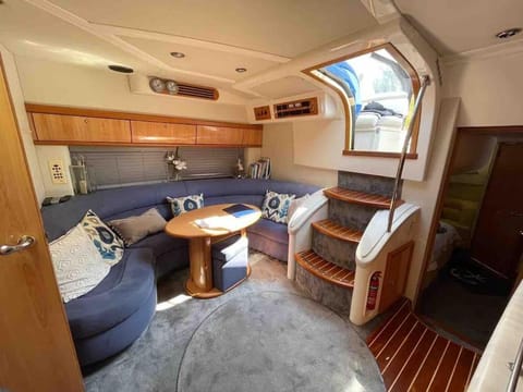 ENTIRE LUXURY MOTOR YACHT 70sqm - Oyster Fund - 2 double bedrooms both en-suite - HEATING sleeps up to 4 people - moored on our Private Island - Legoland 8min WINDSOR THORPE PARK 8min ASCOT RACES Heathrow WENTWORTH LONDON Lapland UK Royal Holloway Docked boat in Runnymede District