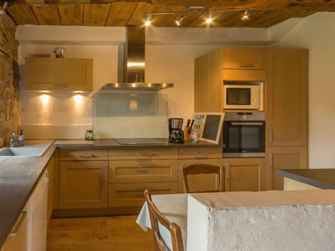 Charmante maison de paludier à Guérande, proche mer, jardin, tyrolienne, WIFI, Canal+, équipements bébé - FR-1-306-1102 House in Brittany