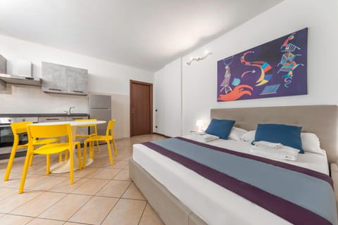 Kitchen or kitchenette, Dining area, Bedroom