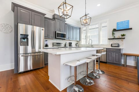 Stunning 4BR-5BR near Frnch Quarter Homes by Hosteeva Condo in Warehouse District