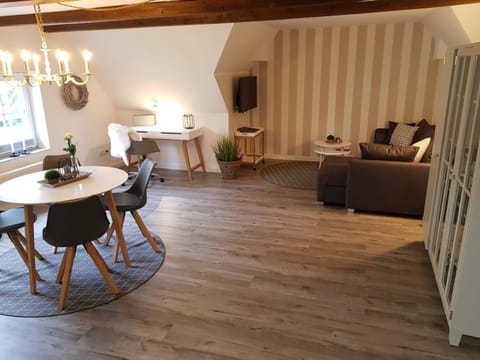 Living room, Photo of the whole room, Dining area, Garden view