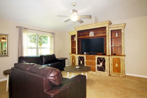 Heated saltwater pool, newly furnished, close to shopping and more - Villa Tropical Paradise House in Cape Coral