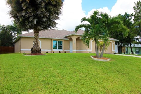 Heated saltwater pool, newly furnished, close to shopping and more - Villa Tropical Paradise House in Cape Coral