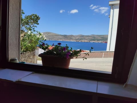 Villa Caroline Apartment in Okrug Gornji