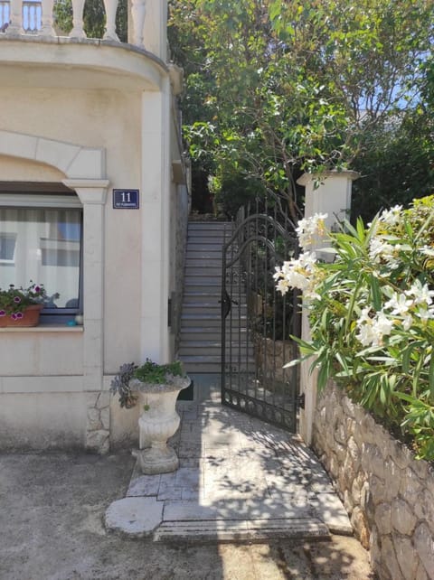 Villa Caroline Apartment in Okrug Gornji