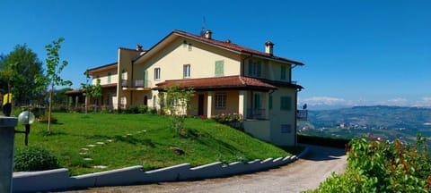 Villa Bellavista Alba, B&B Alojamiento y desayuno in Liguria