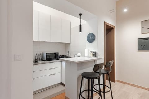 Coffee/tea facilities, Kitchen or kitchenette, Dining area, stove