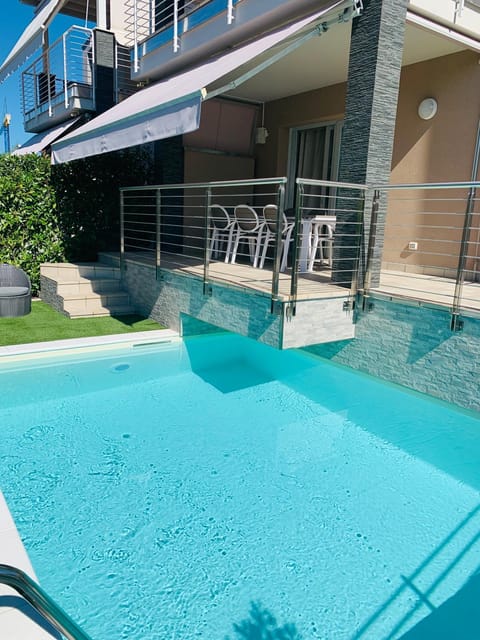 Swimming pool, Swimming pool