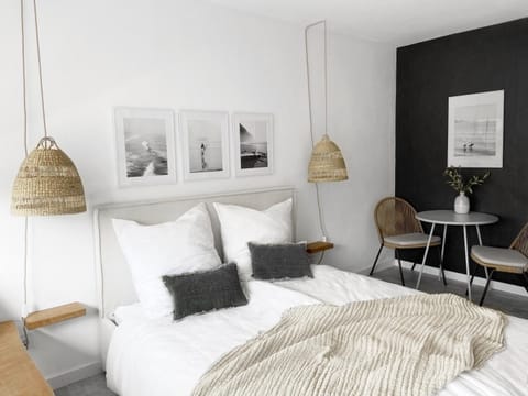 Bed, Living room, Dining area, Bedroom