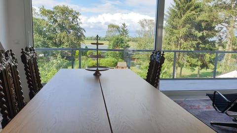 BBQ facilities, Garden, View (from property/room), Balcony/Terrace, Kitchen or kitchenette, Photo of the whole room, Decorative detail, Dining area, Garden view, Landmark view, River view