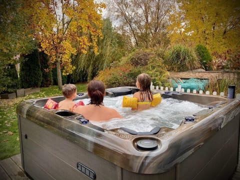 Garden, Hot Tub