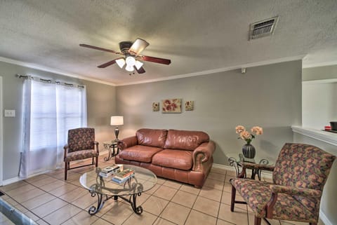 Cozy San Antonio Family Home 3 Mi to Lackland AFB House in San Antonio