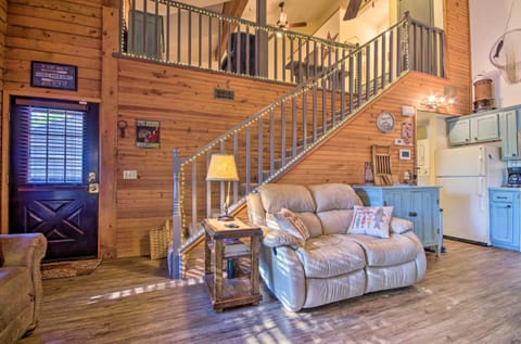 Charming Branson Getaway with Fireplace and Porch House in Branson
