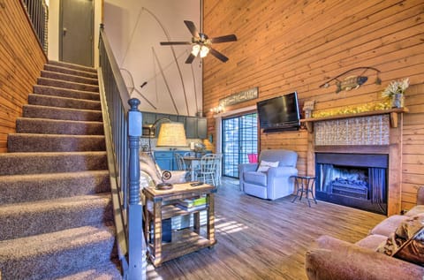 Charming Branson Getaway with Fireplace and Porch Casa in Branson