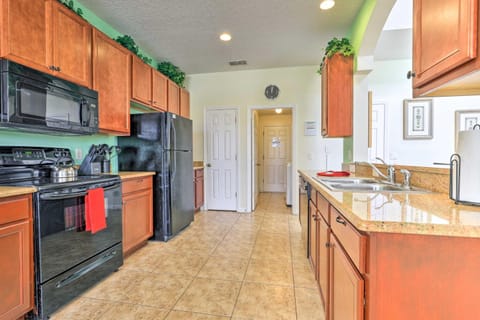 Colorful Family Villa with Game Room, 8 Mi to Disney Villa in Kissimmee