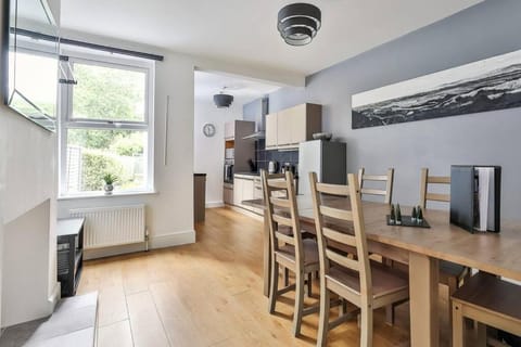 Refurbished Plush Property Great Transport Links House in Sheffield