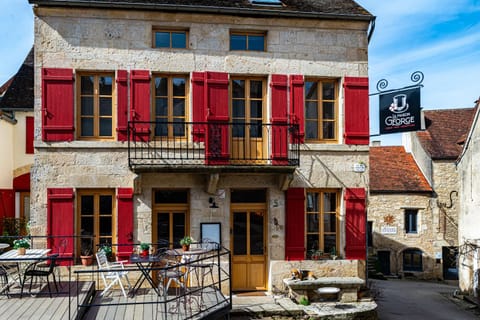 Property building, Patio, Balcony/Terrace