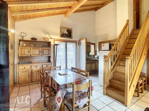 Grand Duplex 110m² 3 Chambres avec Balcon & Terrasse - FR-1-560-3 Apartment in Combloux