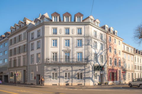 Facade/entrance, Day, Neighbourhood