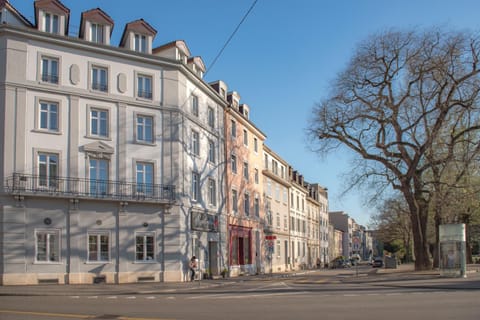 Facade/entrance, Day, Neighbourhood