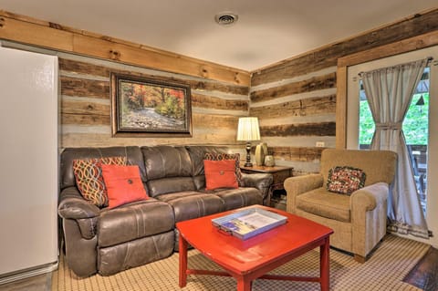 Cozy Smoky Mtn Retreat on River with Fire Pit and Deck Condominio in Townsend