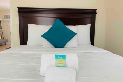 Hollywood Beach Apartments - Walk to the Beach Apartment in Hollywood Beach