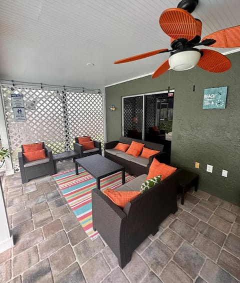 3 bedrooms house with private, heated pool 8 miles to Siesta Key Beach, House in Lake Sarasota
