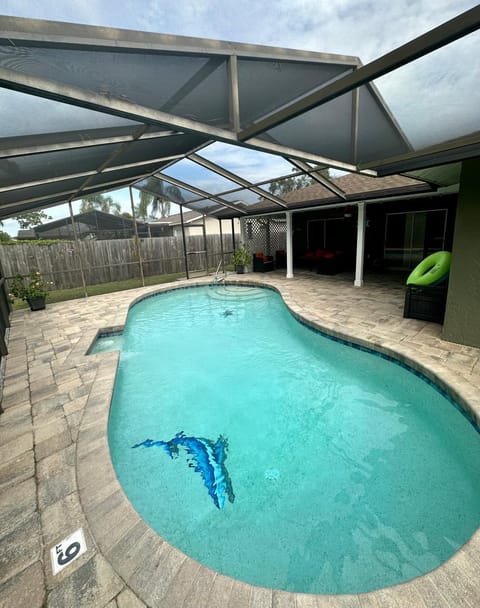 3 bedrooms house with private, heated pool 8 miles to Siesta Key Beach, Maison in Lake Sarasota