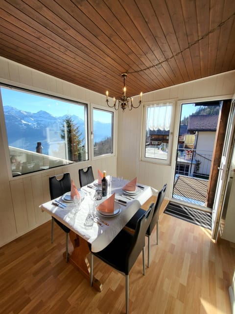 Seating area, Dining area, Mountain view