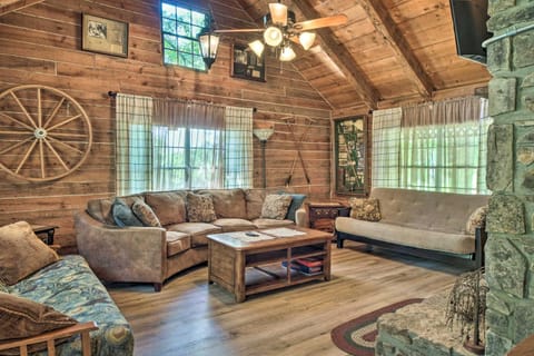 Picturesque Log Cabin Less Than 1 Mile to Table Rock Lake! Maison in Roaring River Township