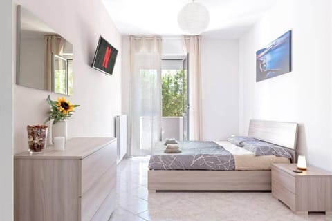 Bed, TV and multimedia, Photo of the whole room