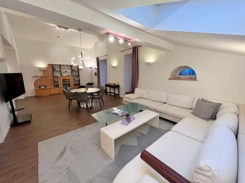 TV and multimedia, Living room, Dining area, Evening entertainment