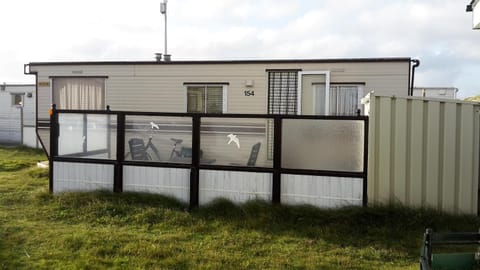 AMELAND-Nes-Duinoord: Stacaravan (chalet) + fietsen direct aan zee! House in Nes