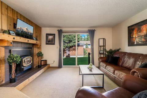 TV and multimedia, Living room, Seating area, flat iron