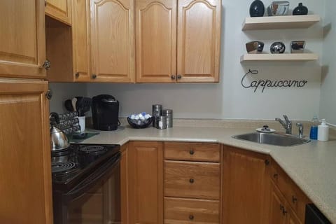 Sarnia's Hidden Gem - 3 BR/2 BA by College/Hwy/Arena House in Sarnia