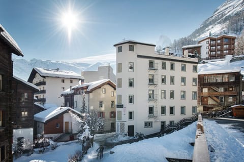 Property building, Facade/entrance, Winter