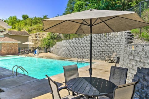 Cozy Condo with Pool Access, 5 Mi to Table Rock Lake Apartment in Branson