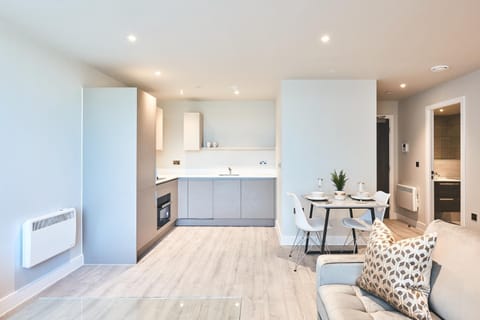 Seven Living Bracknell - Serviced Apartments in City Centre - Free Parking Apartment in Bracknell