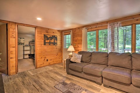 North Arrowhead Lake Cabin with Deck, Pets Welcome! House in Coolbaugh Township