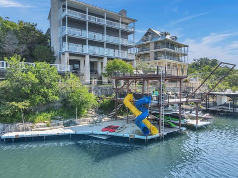 Luxury Lake Marble Falls House with Swimming Pool Hot Tub and private boat slip Haus in Marble Falls