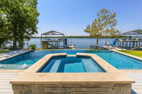 Luxury Lake LBJ House with Heated Swimming Pool and Spill Over Hot Tub and 2 Boat Slips Haus in Kingsland